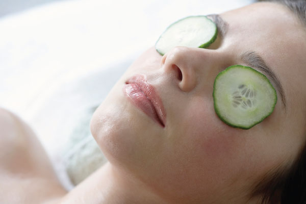 Apply cucumber slices to your eyes for ten minutes; Photo: beautysaloon.wordpress.com