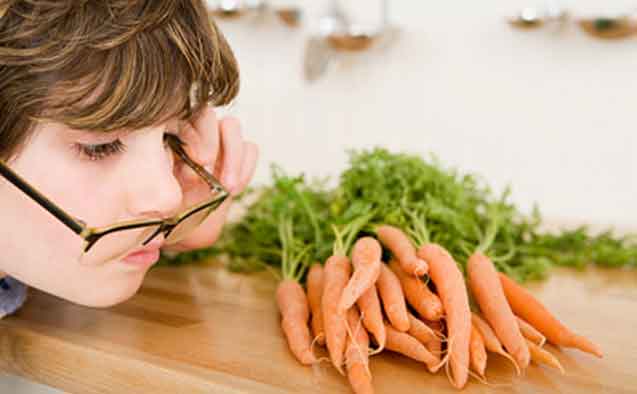 Leafy vegetables and dark pigmented fruits help maintain good eye sight; Photo: beautysaloon.wordpress.com